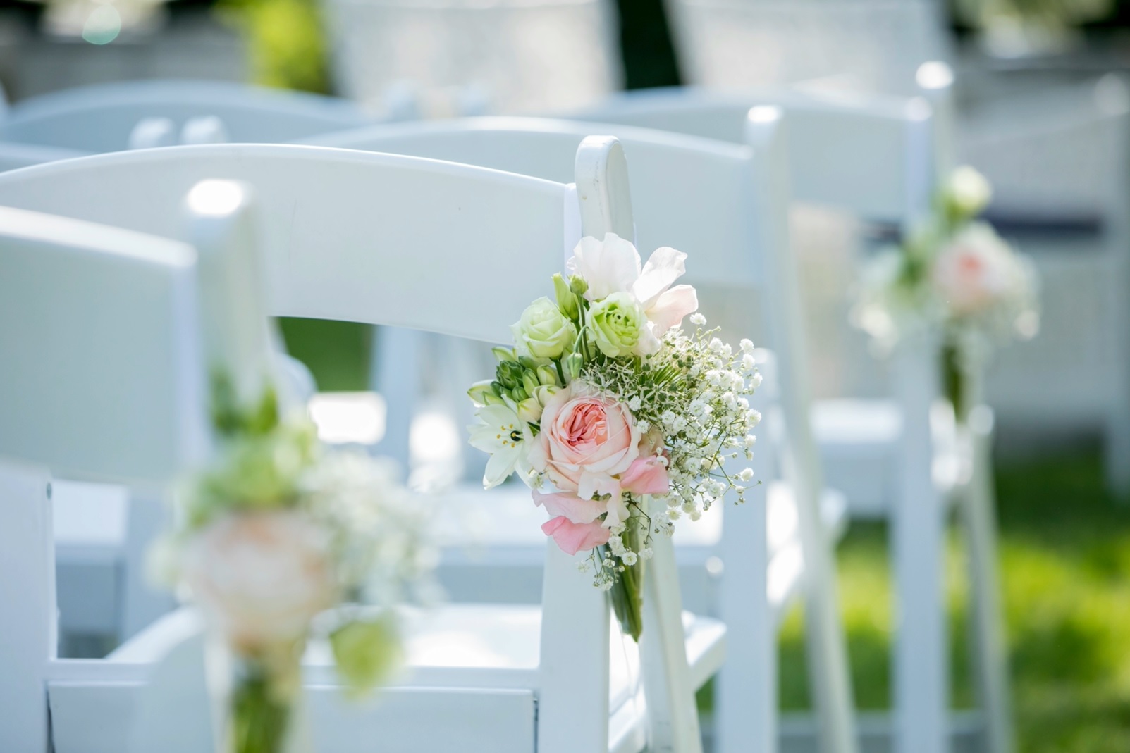 buiten trouwen, ceremonie stoelen, landgoed bruiloft